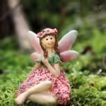 Blütenfee auf Moosboden